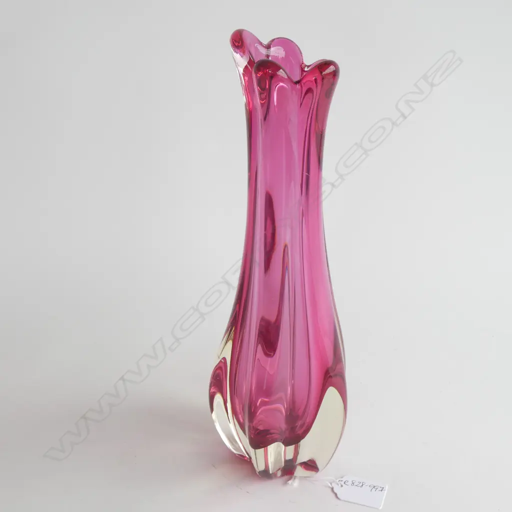 A Murano style glass vase Image 1++